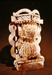Rökelsebrännare som representerar en mytologisk fågel med människohuvud, hittad i en grotta nära Purulha, departementet Baja Vera Paz, Post Classic Maya (keramik)